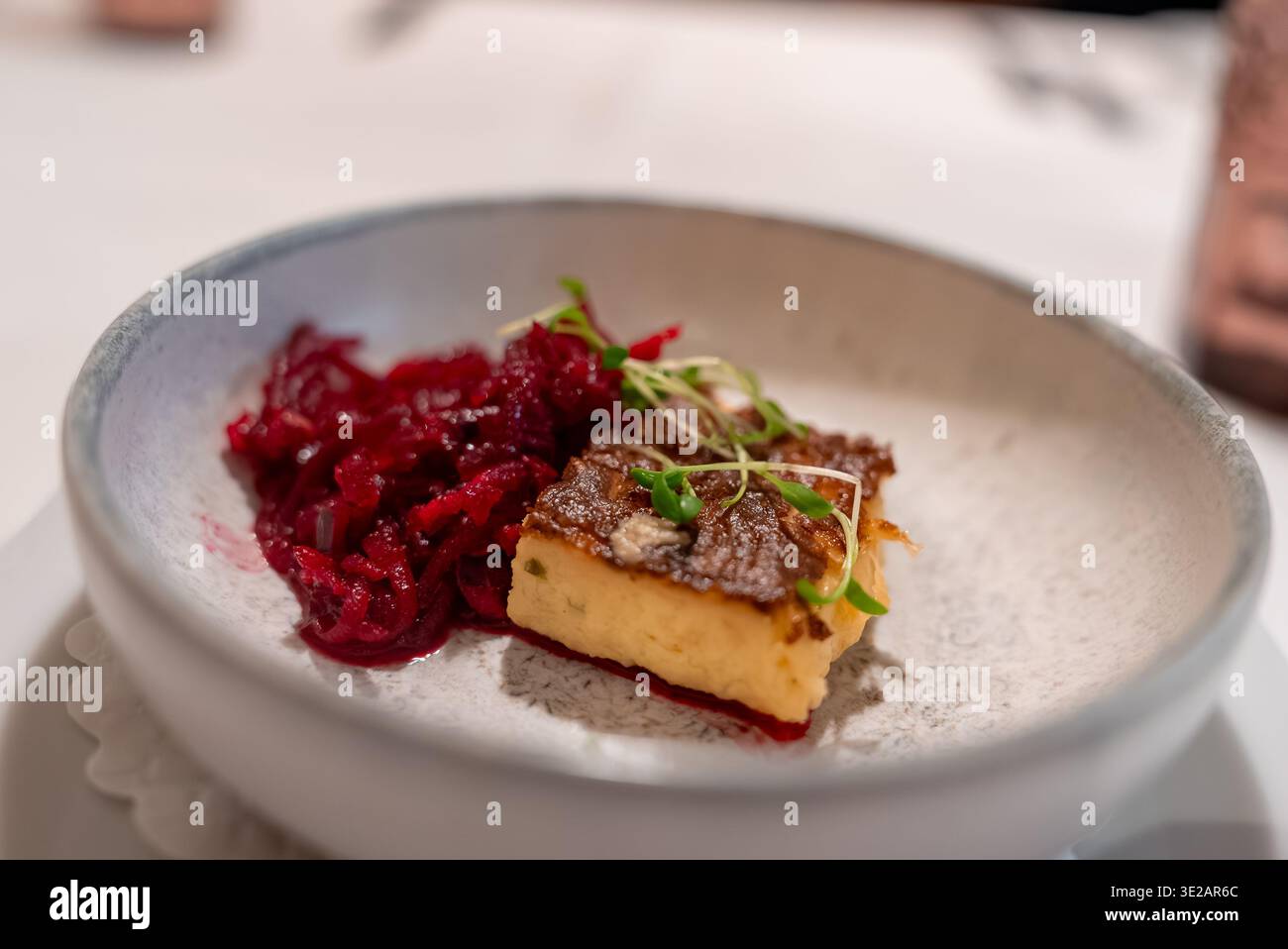 Edler Speiseteller mit gebratener Polenta und Rübensalat in Zermatt Stockfoto