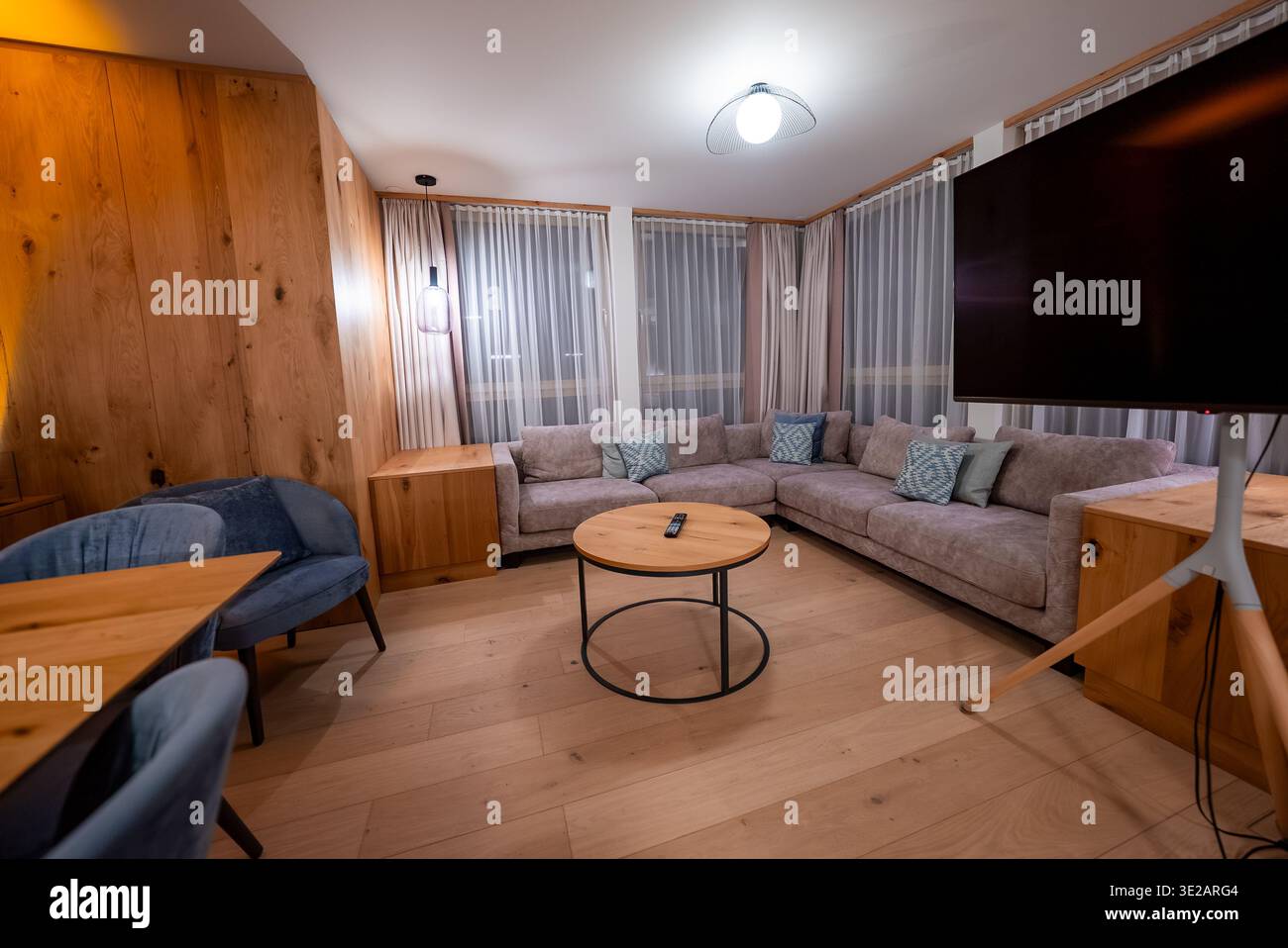 Boutique-Hotel-Lounge in Zermatt mit separatem Sofa und TV-Ständer Stockfoto