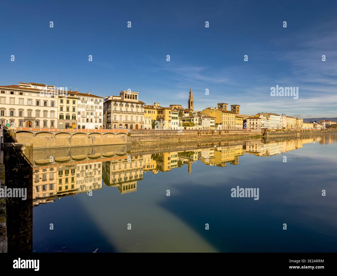 Bauwerke am Lungarno della Zecca Vecchia und am Ufer des Flusses Arno von Ponte alle Grazie an einem sonnigen Winternachmittag in Florenz, Italien Stockfoto