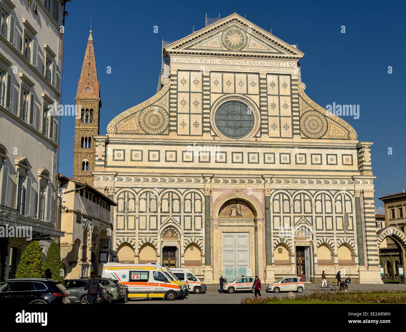Die vordere Erhebung der Basilika Santa Maria Novella, eine Dominikanerkirche in Florenz, eine bedeutende romanisch-gotische Kirche in Florenz, Italien Stockfoto