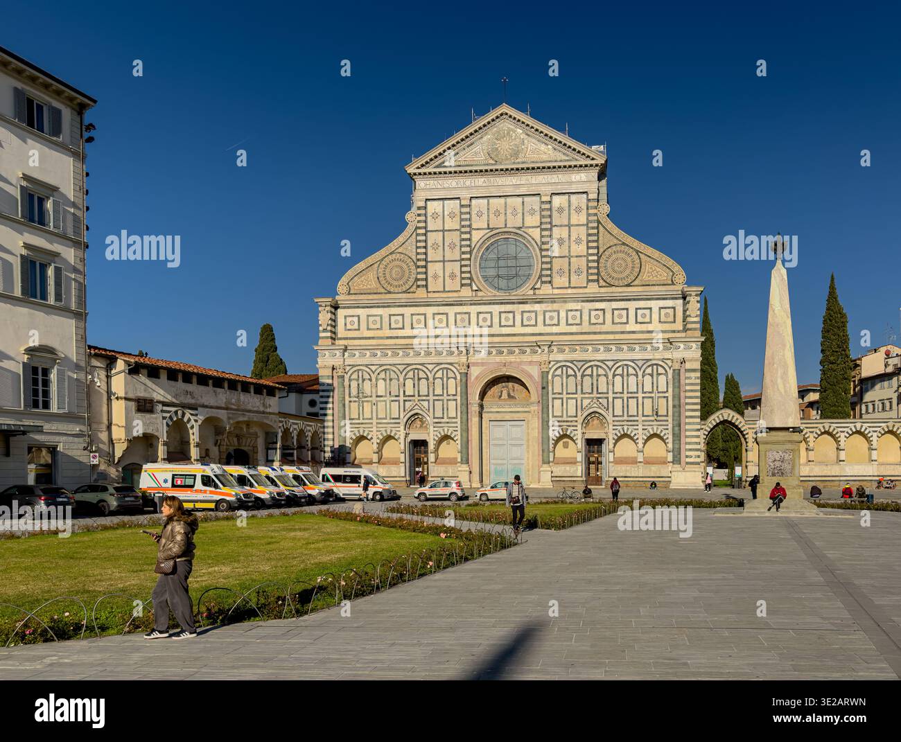 Die vordere Erhebung der Basilika Santa Maria Novella, eine Dominikanerkirche in Florenz, eine bedeutende romanisch-gotische Kirche in Florenz, Italien Stockfoto