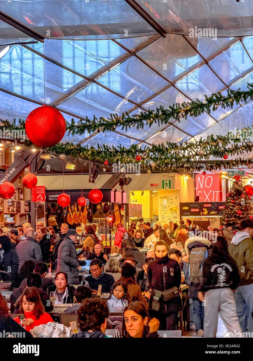 Weihnachten in Florenz essen und kaufen Menschen Produkte im Mercato Centrale, einem großen Markt für frische Lebensmittel und Produkte in Florenz, Italien Stockfoto