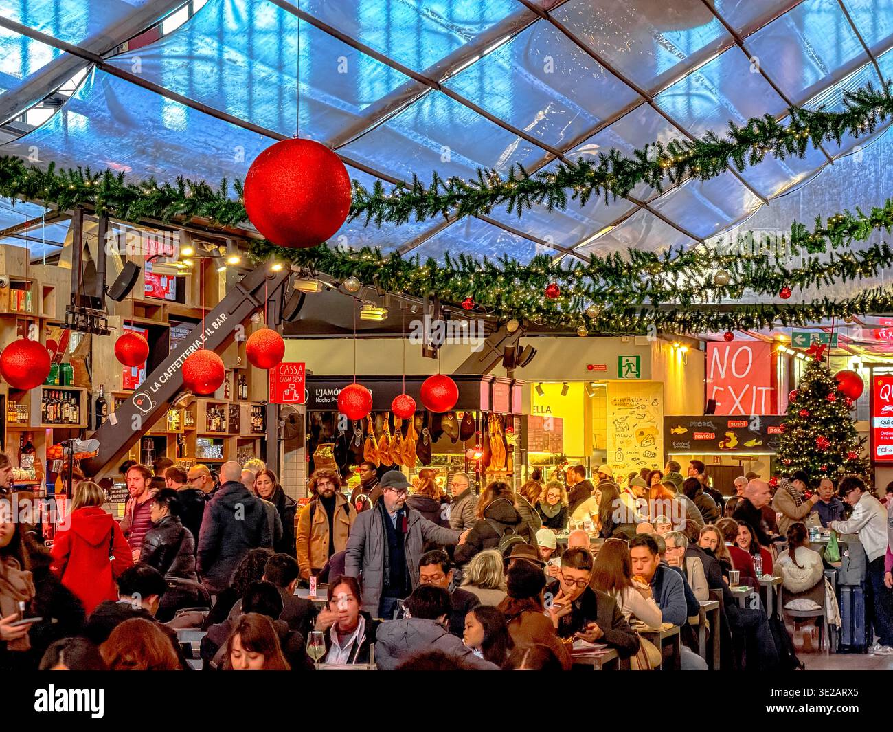 Weihnachten in Florenz essen und kaufen Menschen Produkte im Mercato Centrale, einem großen Markt für frische Lebensmittel und Produkte in Florenz, Italien Stockfoto