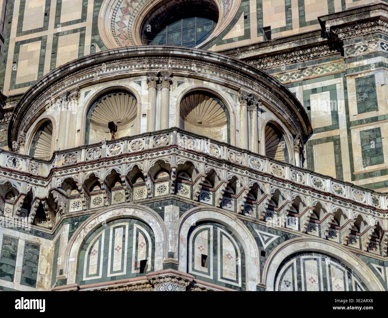 Detail der Marmortafeln in verschiedenen Grün- und Rosa-Tönen, abwechselnd mit weißem Marmor an der Außenseite der Kathedrale von Florenz, Florenz, Italien Stockfoto