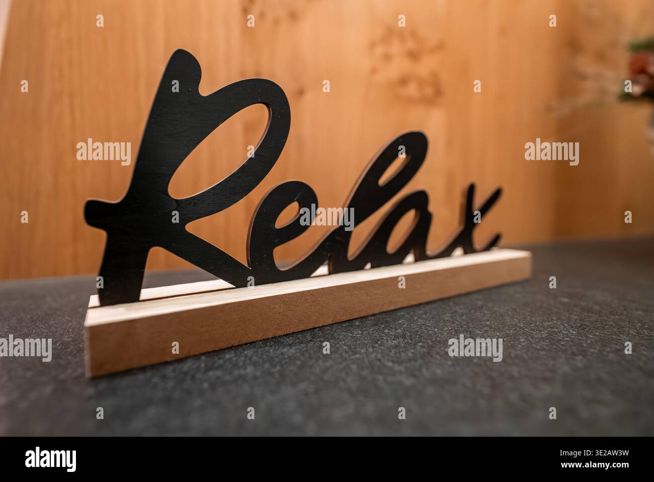 Relax-Schild auf Holzsockel im Spa-Interieur, Zermatt, Schweiz Stockfoto