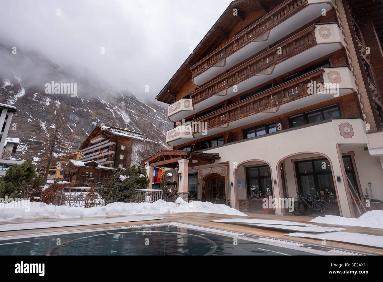 Gerahmtes Schwarz-weiß-Porträt im holzgetäfelten Alpine inn, Oberlech Stockfoto