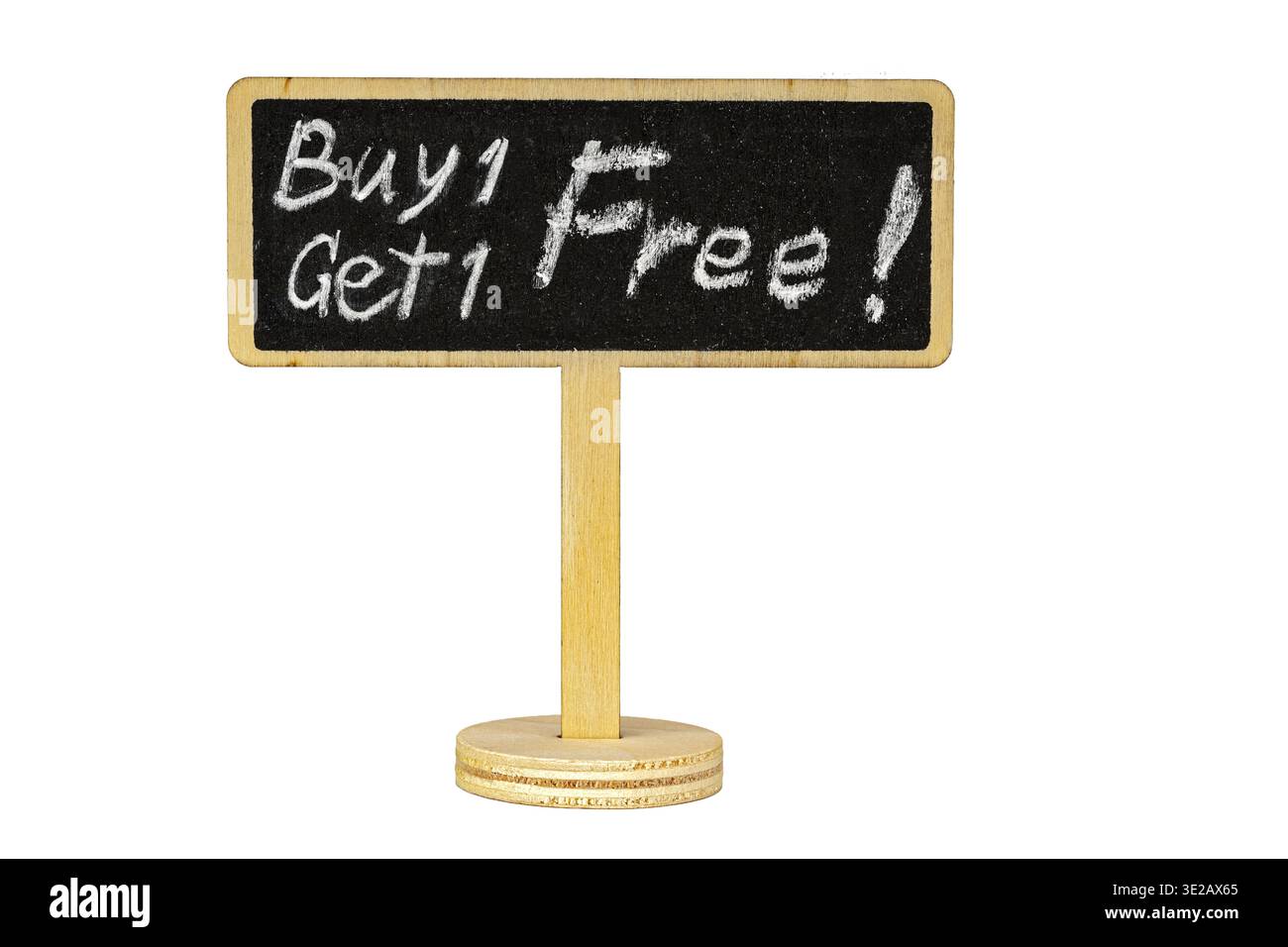 Ein rustikales hölzernes Tafelschild mit handgeschriebenem Text aus weißer Kreide mit der Aufschrift Kaufen Sie eins, erhalten Sie eins gratis, isoliert auf einem sauberen weißen Hintergrund, bietet Kopie sp Stockfoto