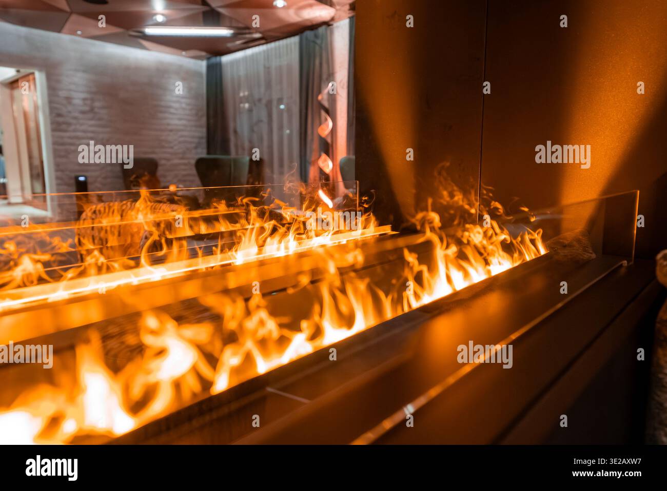 Linearer Gaskamin in der luxuriösen Hotellounge Zermatt, Schweiz Stockfoto