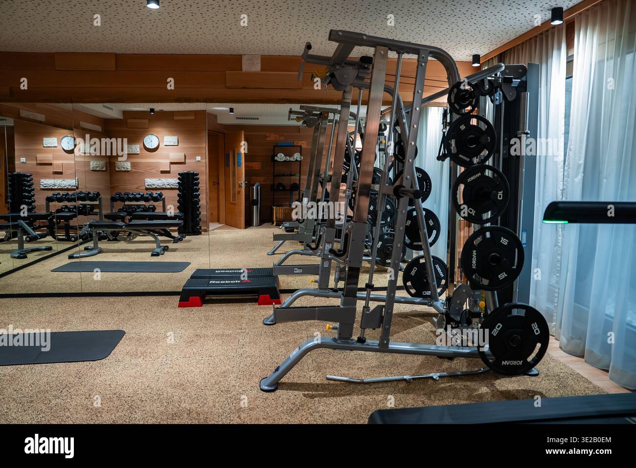 Boutique-Hotel-Fitnessraum in Zermatt mit Hockgestell und Spiegelwand Stockfoto