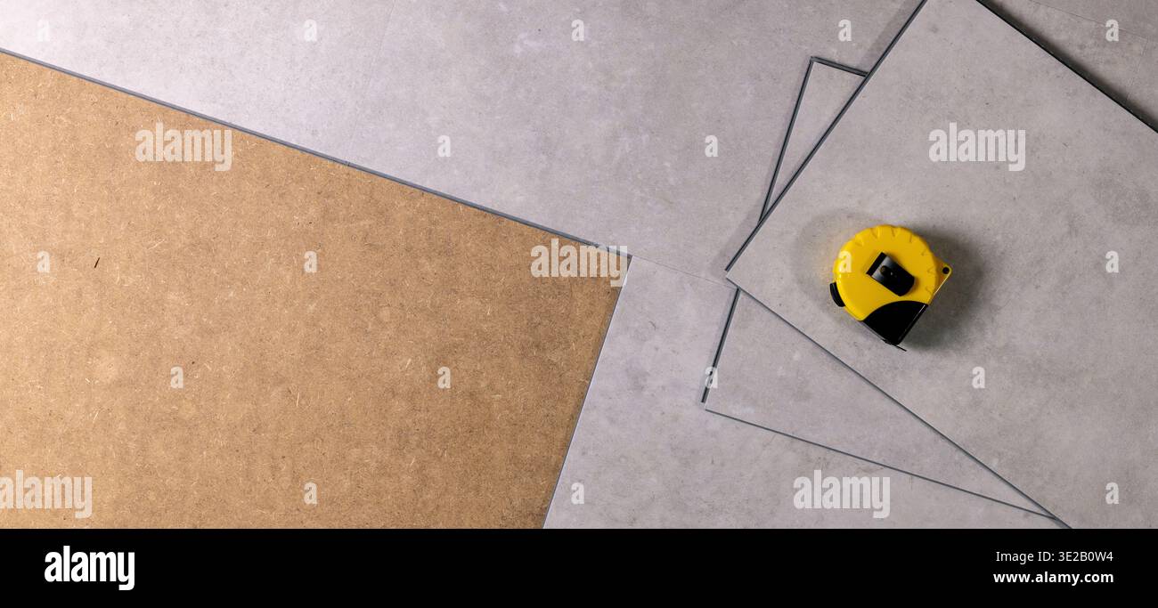 Bodenmontage aus Vinylfliesen mit Steinstruktur. Banner mit Kopierbereich Stockfoto