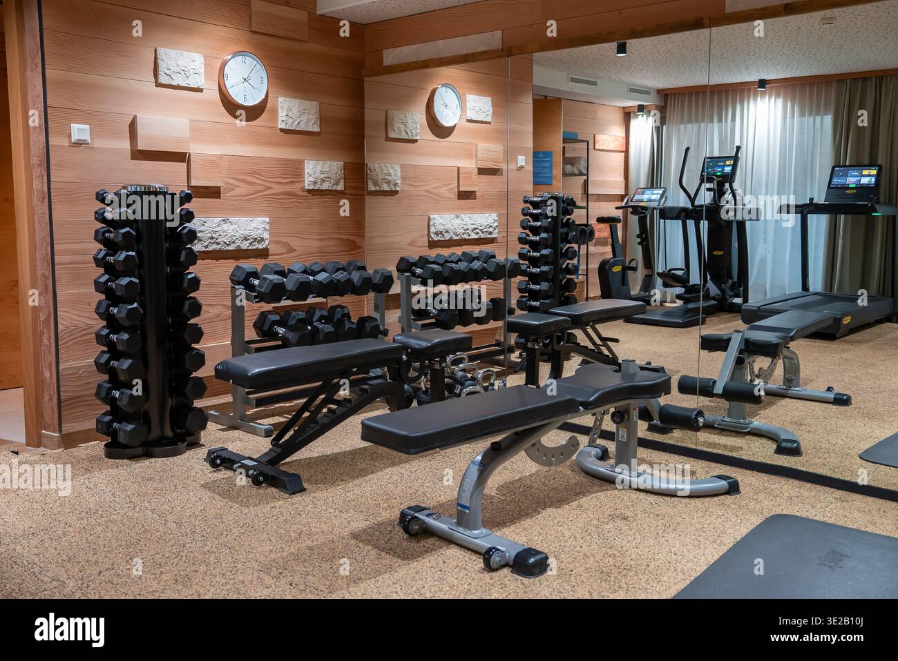 Fitnessraum im luxuriösen Hotel mit alpinem Design in Zermatt, Schweiz Stockfoto