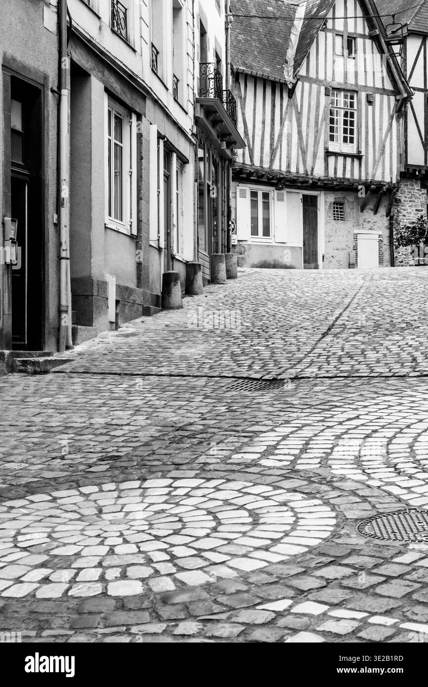 Blick von der Grande Rue auf die Gebäude in der Rue de la Trinite und der Rue du Pin Dore in Laval, Mayenne in Frankreich, Europa im April - Schwarzweiß in Schwarzweiß Stockfoto