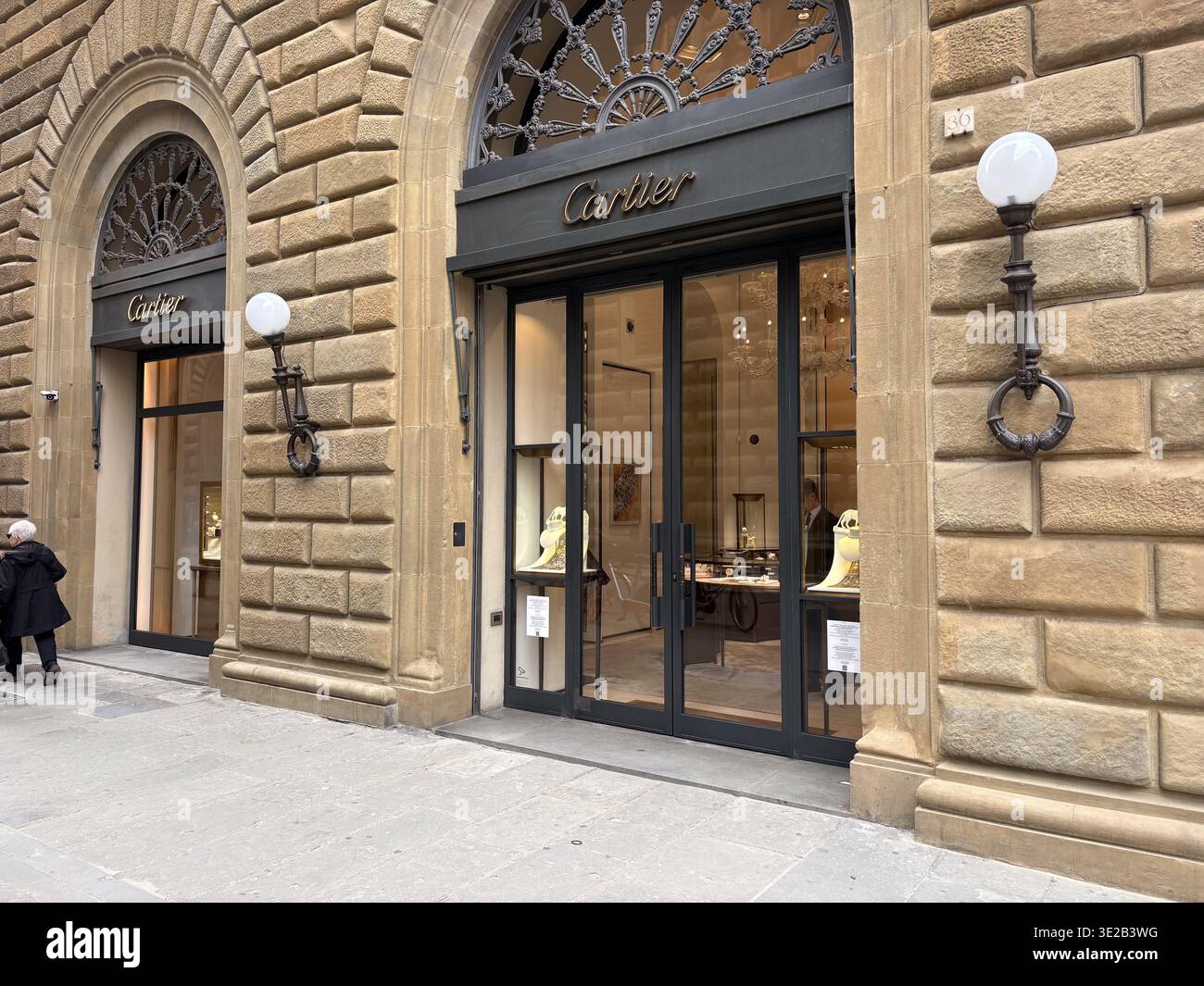 Eingang zur Boutique Cartier. Florenz, Italien. Rustikale Mauerwerk-Fassade im Renaissance-Stil, luxuriöse Einkaufsszene. Stockfoto