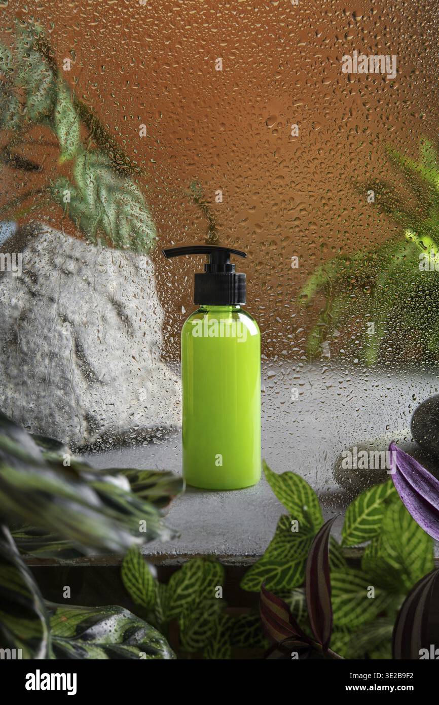 ?Osmetisches Produkt-Branding mit tropischen Blättern auf braunem Hintergrund. Werbung für Kosmetikprodukte mit natürlichen kosmetischen Inhaltsstoffen für Hautpflege und Körper Stockfoto