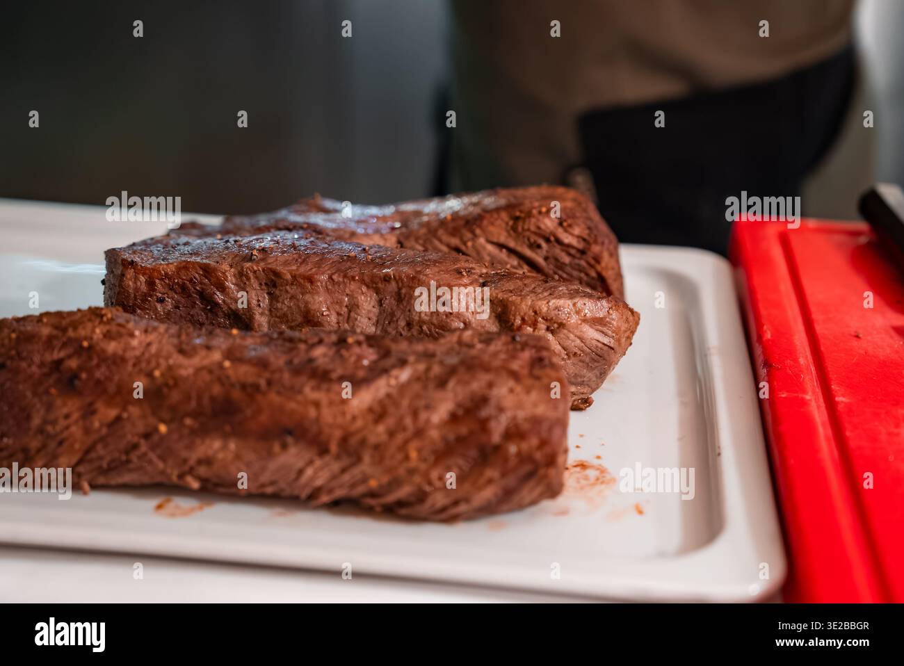 Gebratene Rindersteaks auf Weißtafel in Oberlech gehobene Küche Stockfoto