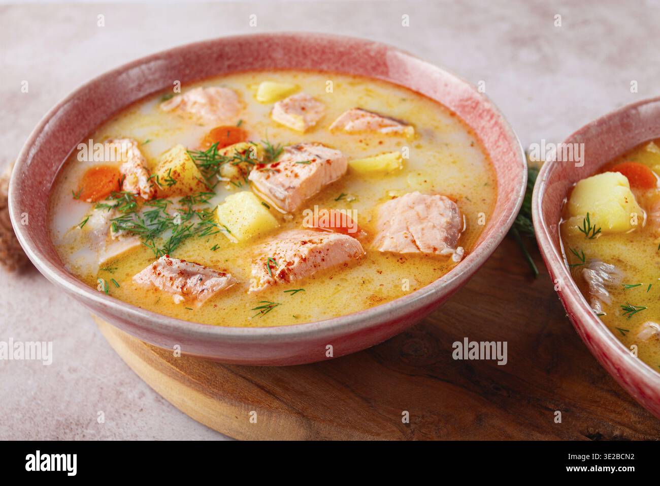 Finnische Fischsuppe, Lohikeito-Suppe, cremige Fischsuppe, zwei Schüsseln Suppe Stockfoto