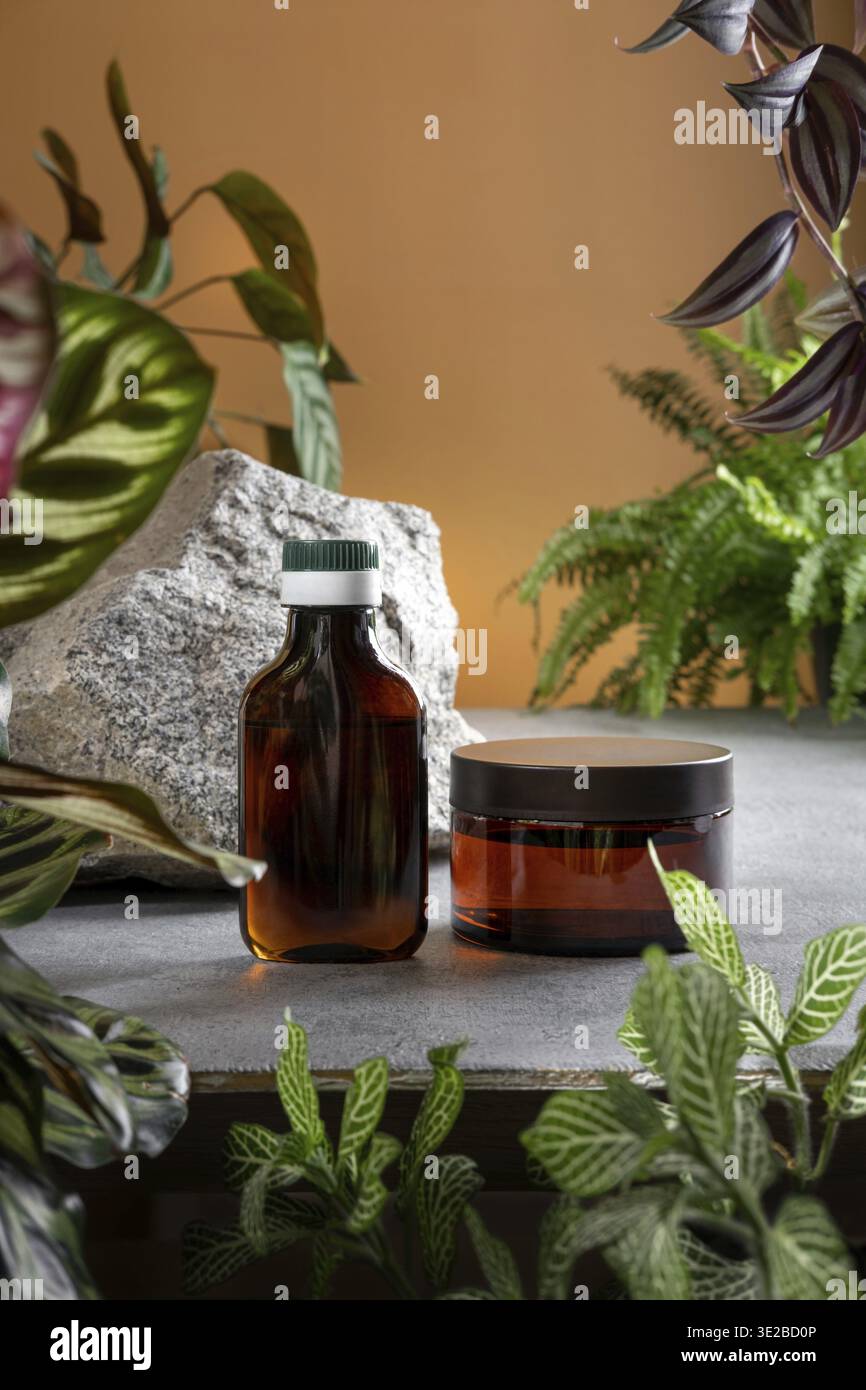 ?Osmetisches Produkt-Branding mit tropischen Blättern auf braunem Hintergrund. Werbung für Kosmetikprodukte mit natürlichen kosmetischen Inhaltsstoffen für Hautpflege und Körper Stockfoto
