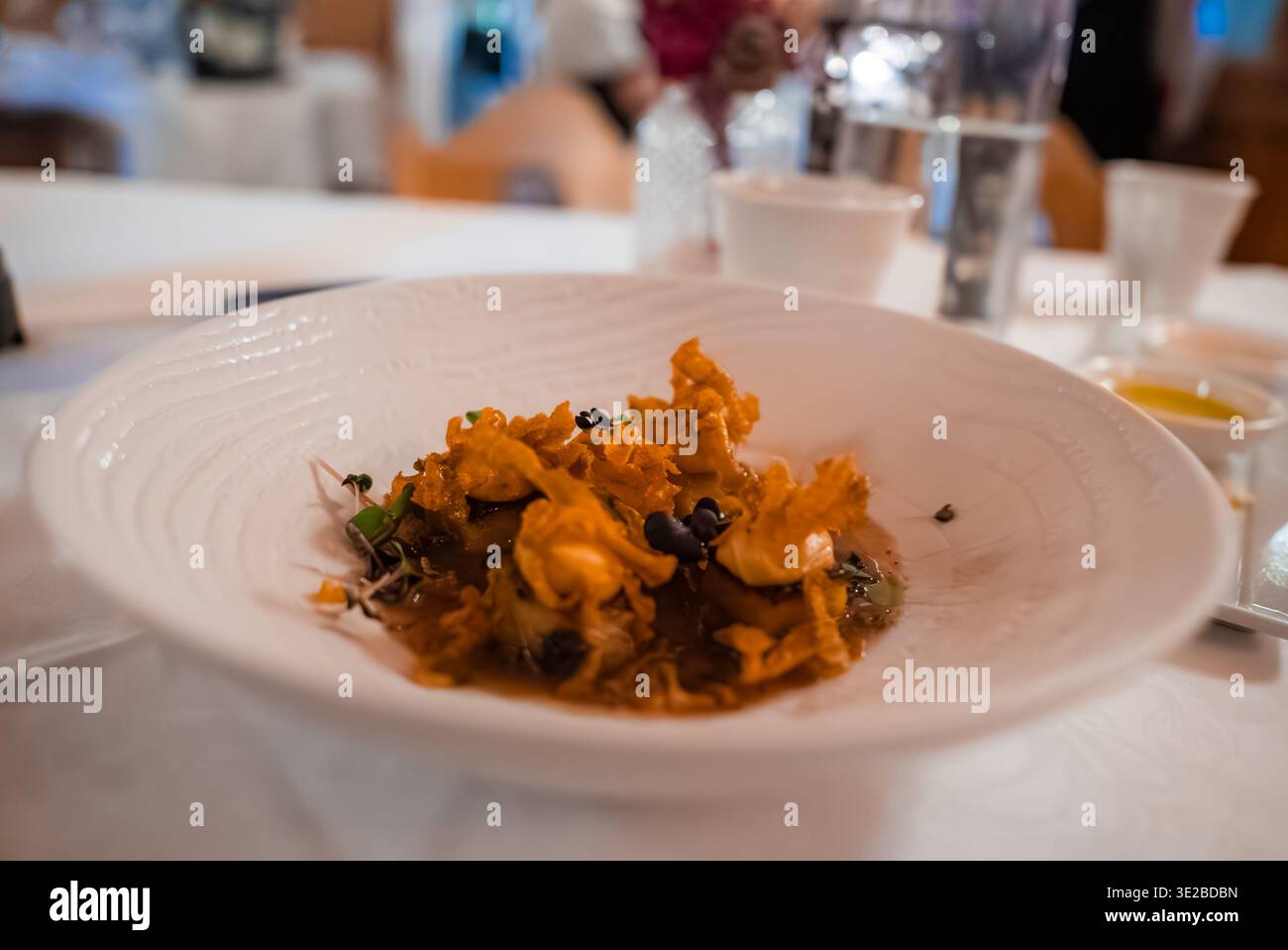 Gourmet-Pfifferling in einer weißen Schüssel, Oberlech, Österreich Stockfoto