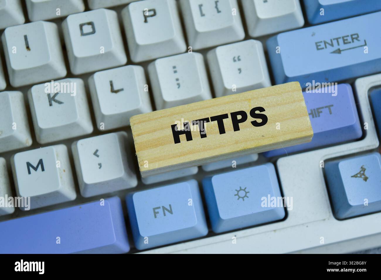 Konzept des Textes HTTPS – Hypertext Transfer Protocol Secure on Holzblöcken. Stockfoto