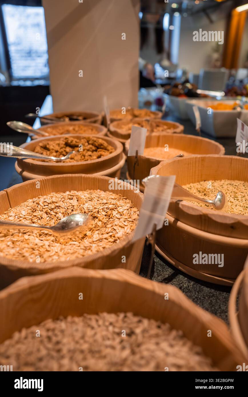Oberlech Austria Büfett mit Hafer, Müsli und Müsli mit Tags Stockfoto