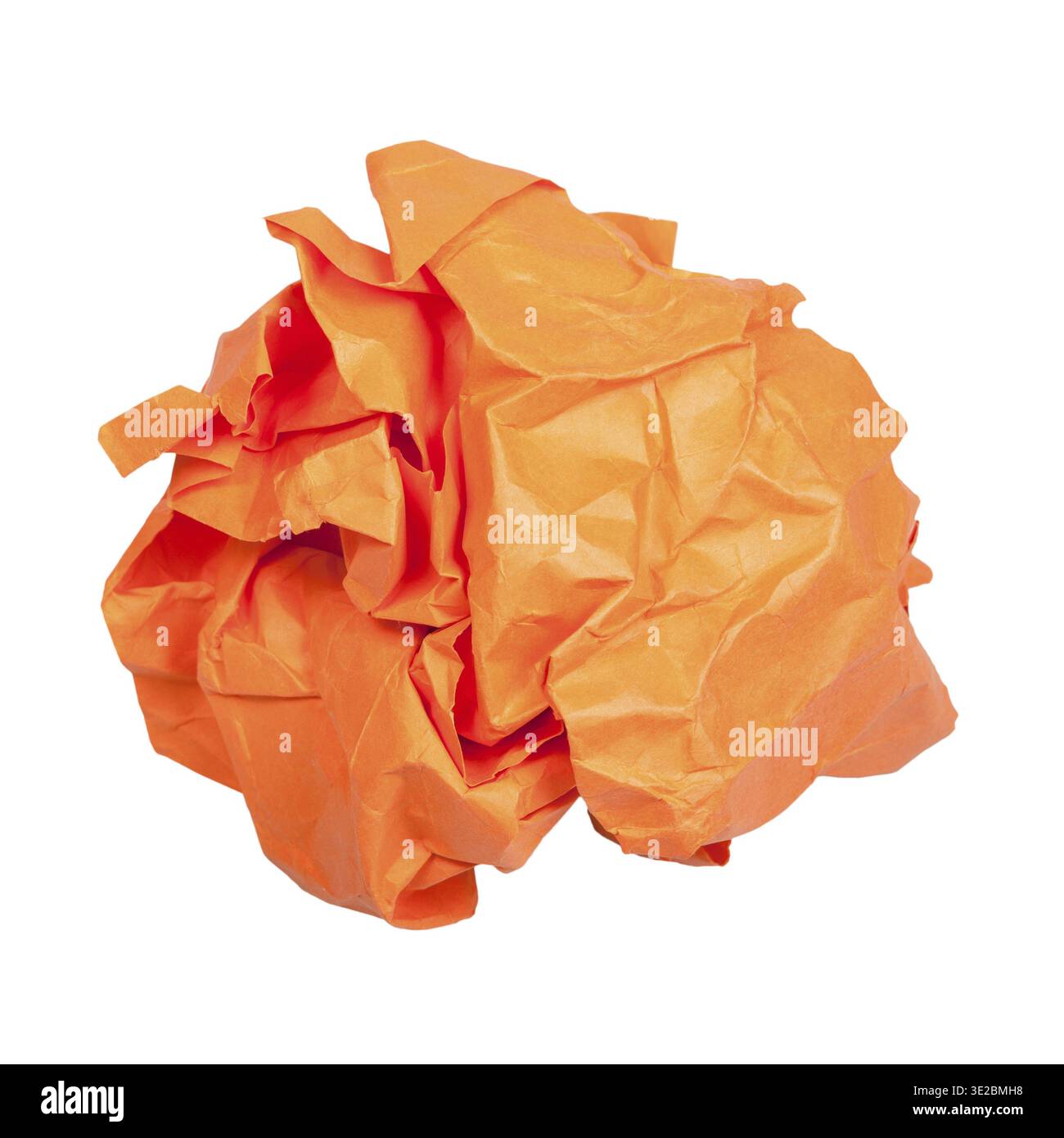 Zerknitterte orangefarbene Papierkugel isoliert auf weißem Hintergrund Stockfoto