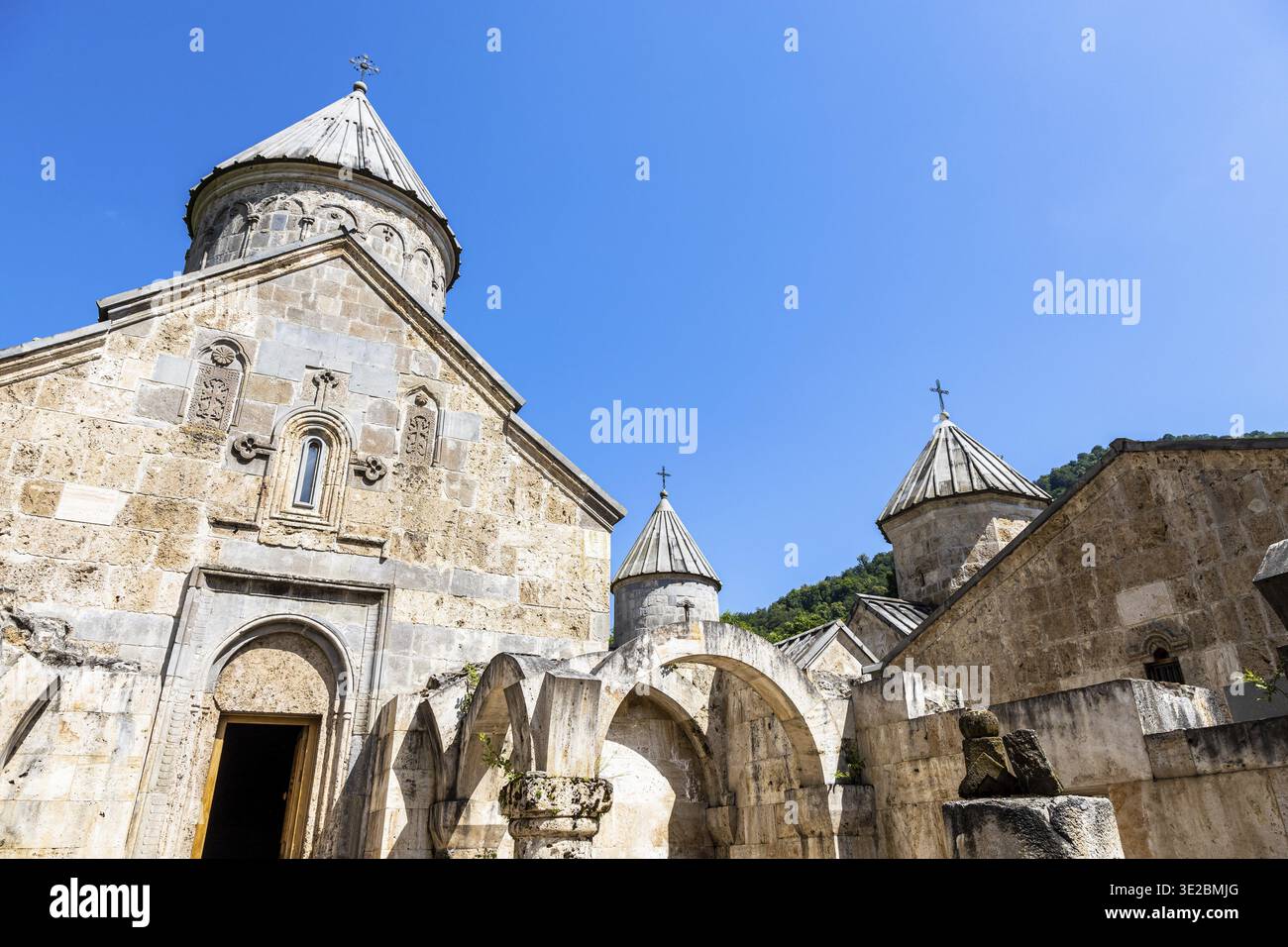 Blick auf die Kirche St. Astvatsatsin von der Terrasse im Kloster Haghartsin in der Nähe der Stadt Dilijan in der Provinz Tavush von Armenien an sonnigen Sommertagen Stockfoto