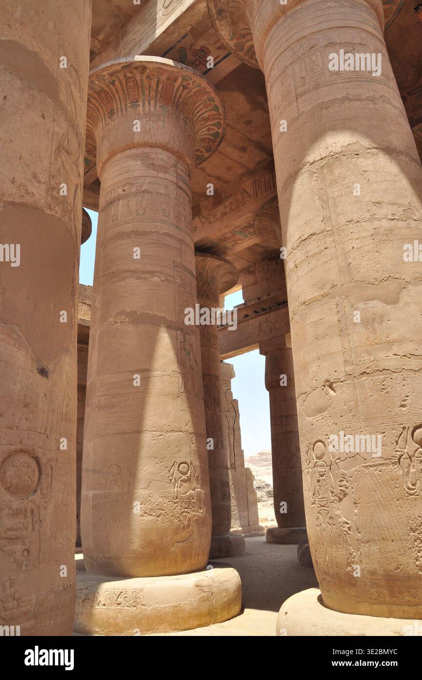 Antike ägyptische Steinsäulen mit detaillierten Hieroglyphen und Schnitzereien im Tempel von Karnak in Luxor Ägypten Stockfoto
