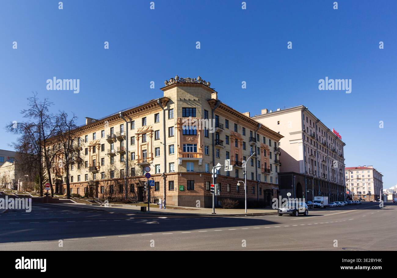 Minsk, Weißrussland - 15. März 2026. Stalinistische Architektur im Zentrum von Minsk. Stockfoto