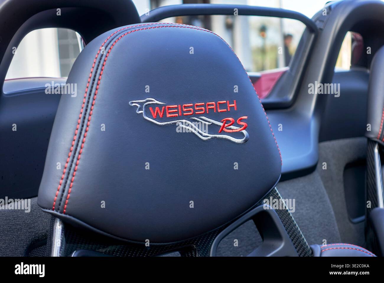 Weissach RS maßgeschneiderte Kopfstütze für Autositze. Teil des Weissach-Pakets bei einem Porsche 718 SPYDER RS Stockfoto