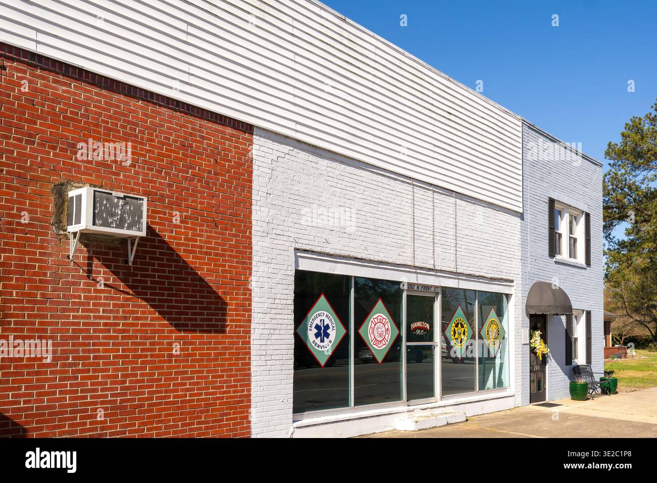 Hamilton, NC, USA – März 2026: Beschilderung des Sheriff’s Office und der Rettungsdienste in einem Ladengebäude in der ländlichen Stadt Hamilton, North Carolina. Stockfoto