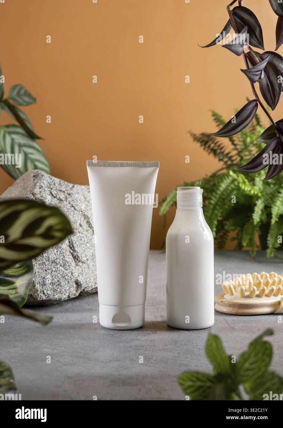 ?Osmetisches Produkt-Branding mit tropischen Blättern auf braunem Hintergrund. Werbung für Kosmetikprodukte mit natürlichen kosmetischen Inhaltsstoffen für Hautpflege und Körper Stockfoto