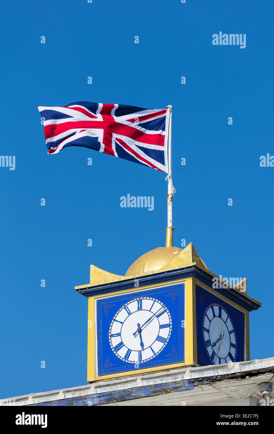 Union Jack Flagge auf einem Uhrturm. Stockfoto