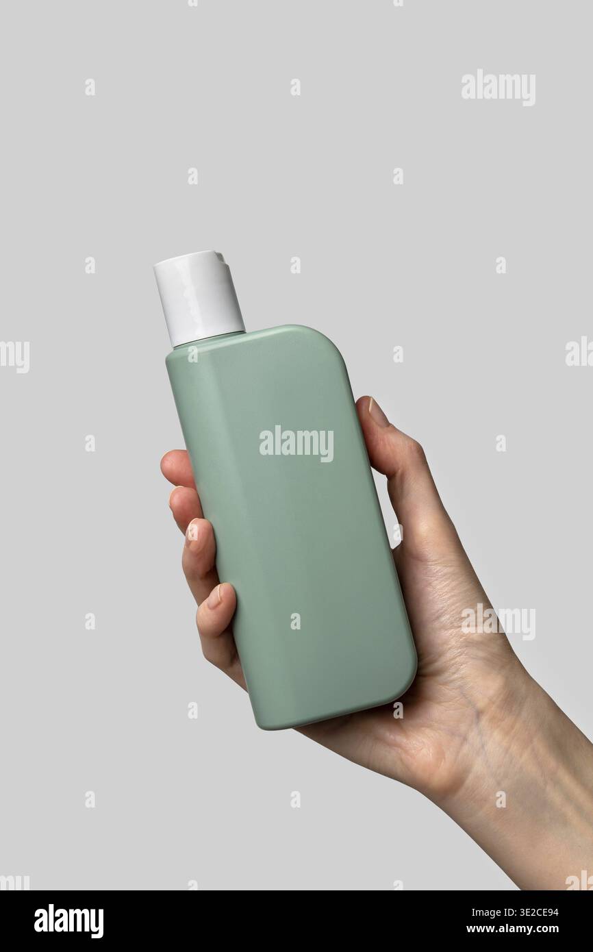 Frau Hand zeigt Creme Produkt. Mockup für das Branding von Kosmetikprodukten. Tägliche Hautpflege und Körperpflegeroutine. Weibliche Hand, die kosmetisches Produkt-Modell hält Stockfoto
