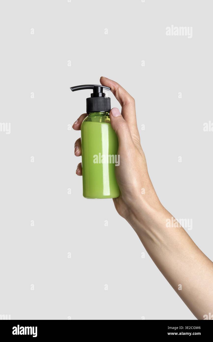 Frau Hand zeigt Creme Produkt. Mockup für das Branding von Kosmetikprodukten. Tägliche Hautpflege und Körperpflegeroutine. Weibliche Hand, die kosmetisches Produkt-Modell hält Stockfoto