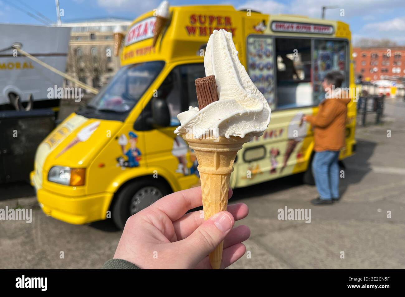 Eine Mr. Whippy 99 Flake Eiscreme vor einem Eiswagen am Bristol Floating Harbour. Bristol, England, Vereinigtes Königreich. März 2025. - Smartphone-aufgenommenes Stockfoto