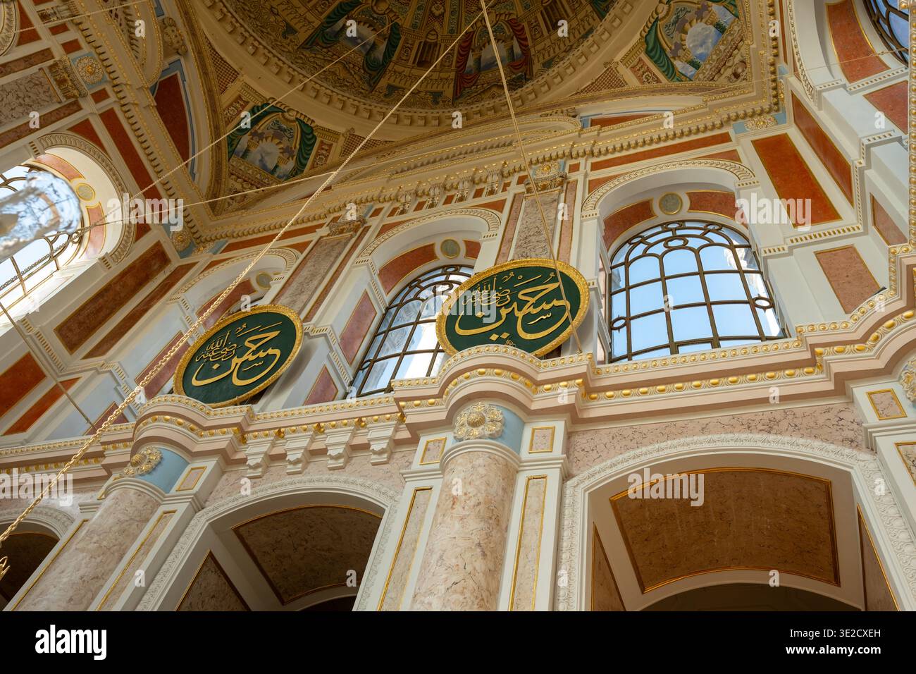 Innenansicht einer kunstvoll verzierten Moschee mit goldbesetzten arabischen Kalligraphiemedaillons, Bogenfenstern, Marmorsäulen Stockfoto