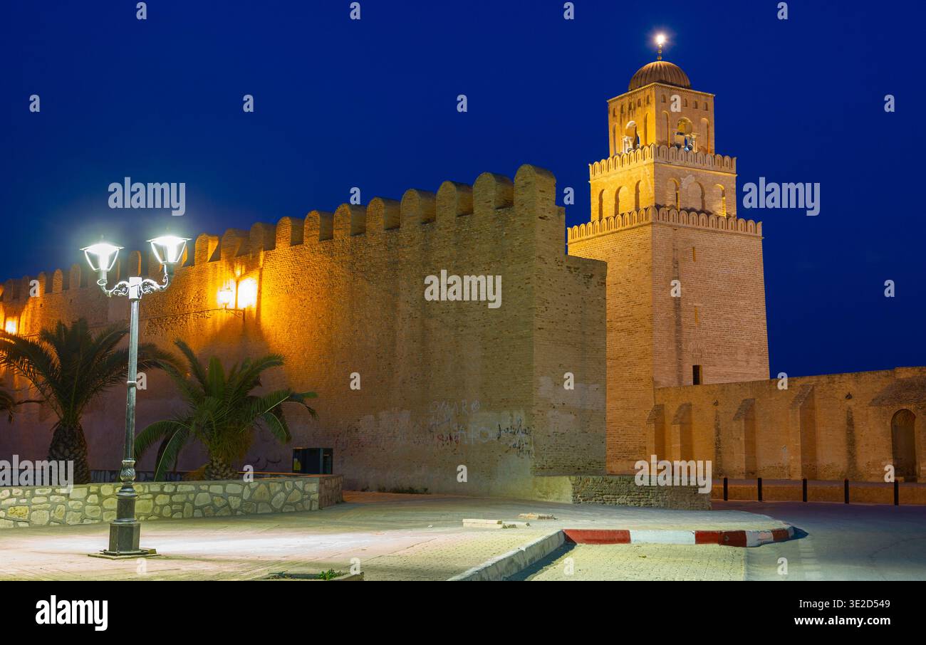 Blick auf den architektonischen Komplex der Großen Moschee von Kairouan am Abend Stockfoto