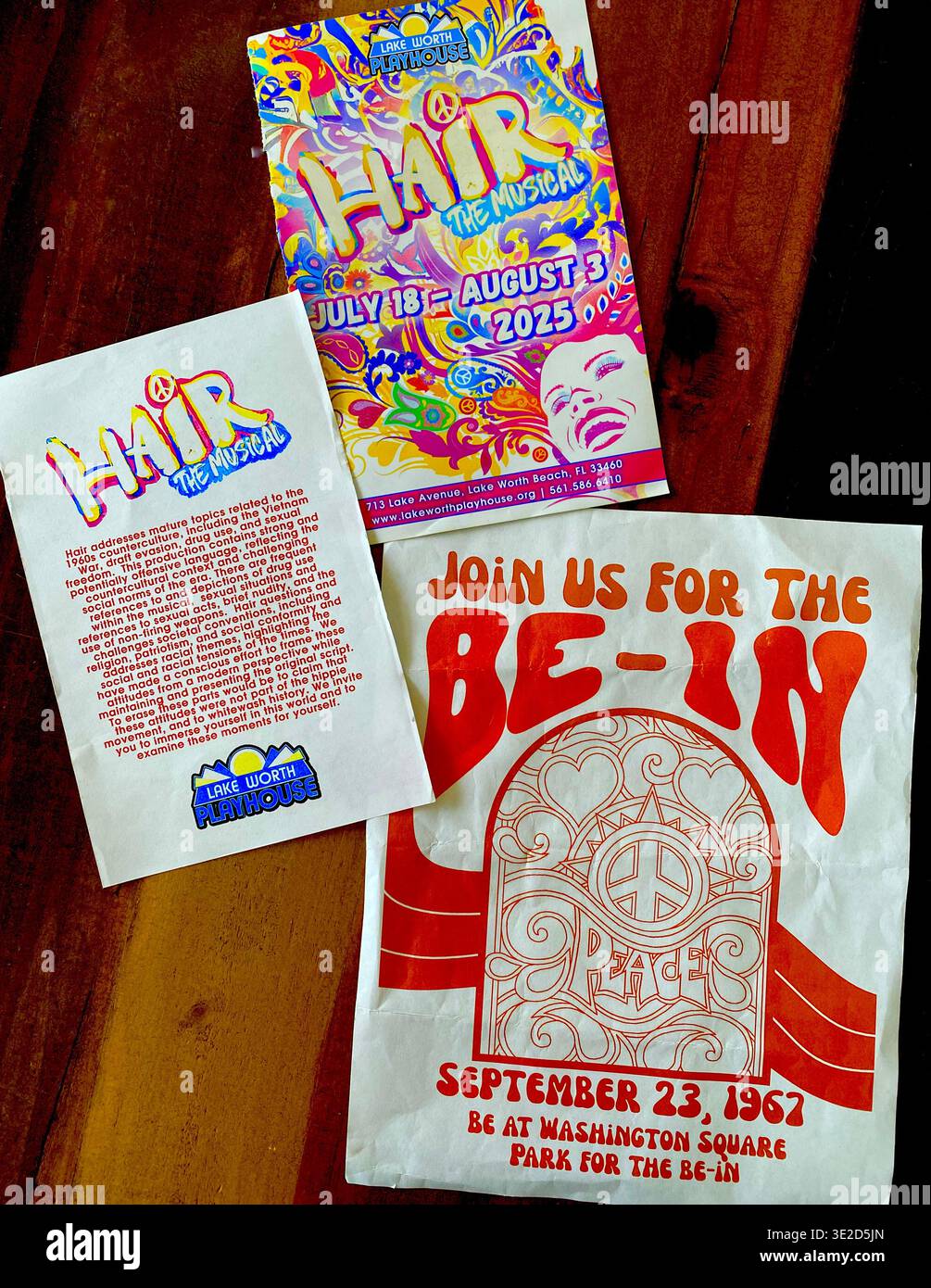 Plakate und Anzeigen für die musikalische Aufführung von „HAIR“ und die Ankündigung für das „BE-IN“ am 23. September 1967 auf dem Washington Square, New York. Stockfoto