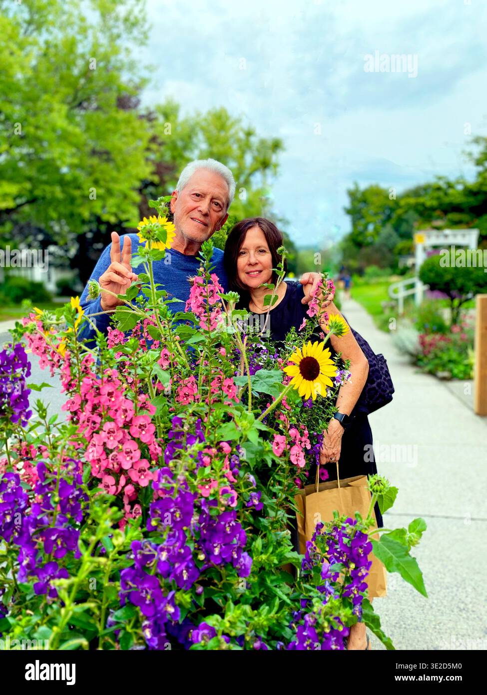 Senior Pärchen bei Blumen draußen im Norden von New York, Woodstock, New York. Stockfoto