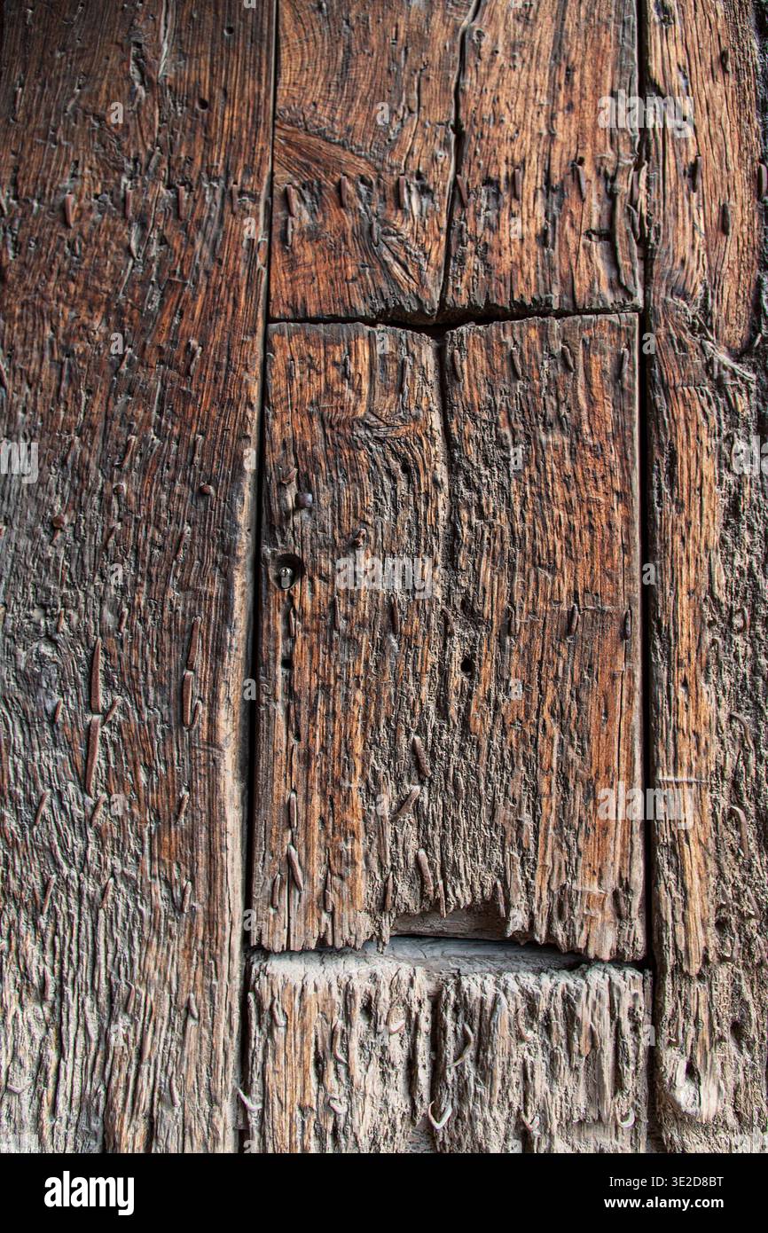 Die Textur einer sehr alten braunen Holzdiele Stockfoto