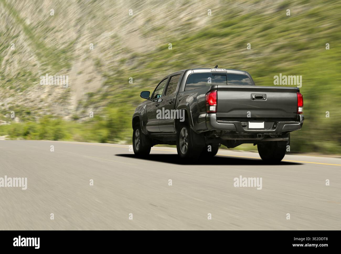 Auto fährt auf Asphaltstraße, Bewegungsunschärfe Stockfoto