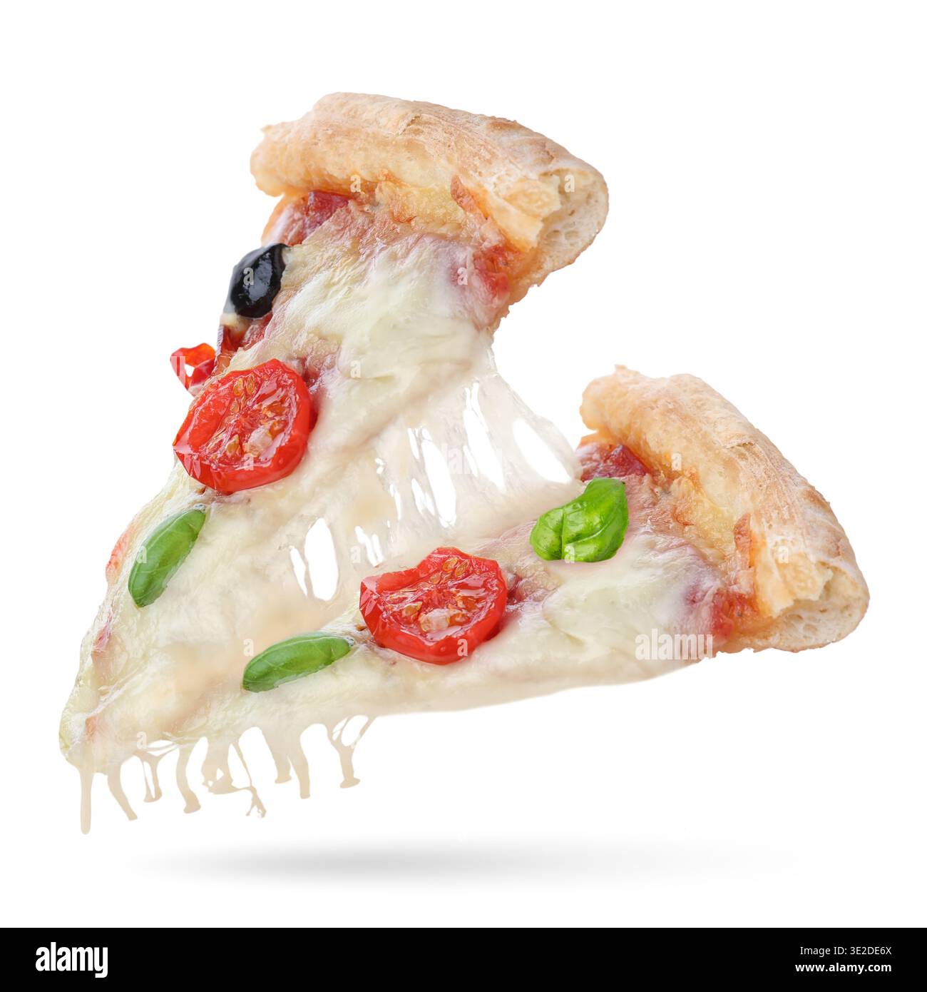 Leckere Pizzascheiben mit dehnbaren Käsesaiten in der Luft auf weißem Hintergrund Stockfoto