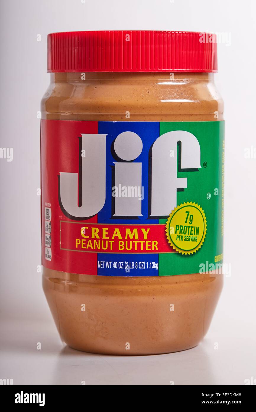 JIF cremige Erdnussbutter – 7 g Protein pro Portion! Stockfoto