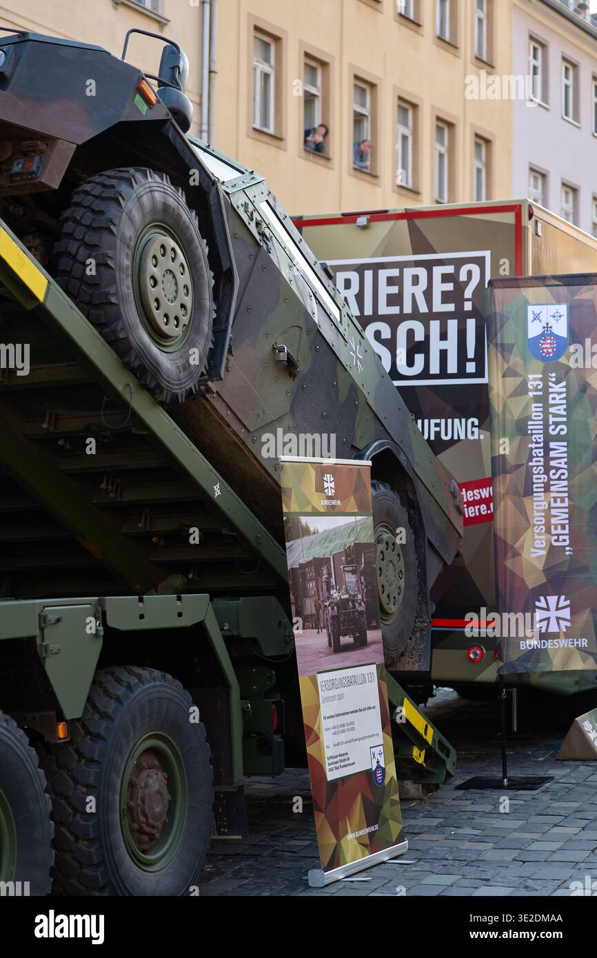 Altenburg, Deutschland – 19.03.2026: Ausstellung militärischer Ausrüstung bei der öffentlichen Eid-Zeremonie der Bundeswehr auf dem Marktplatz Stockfoto