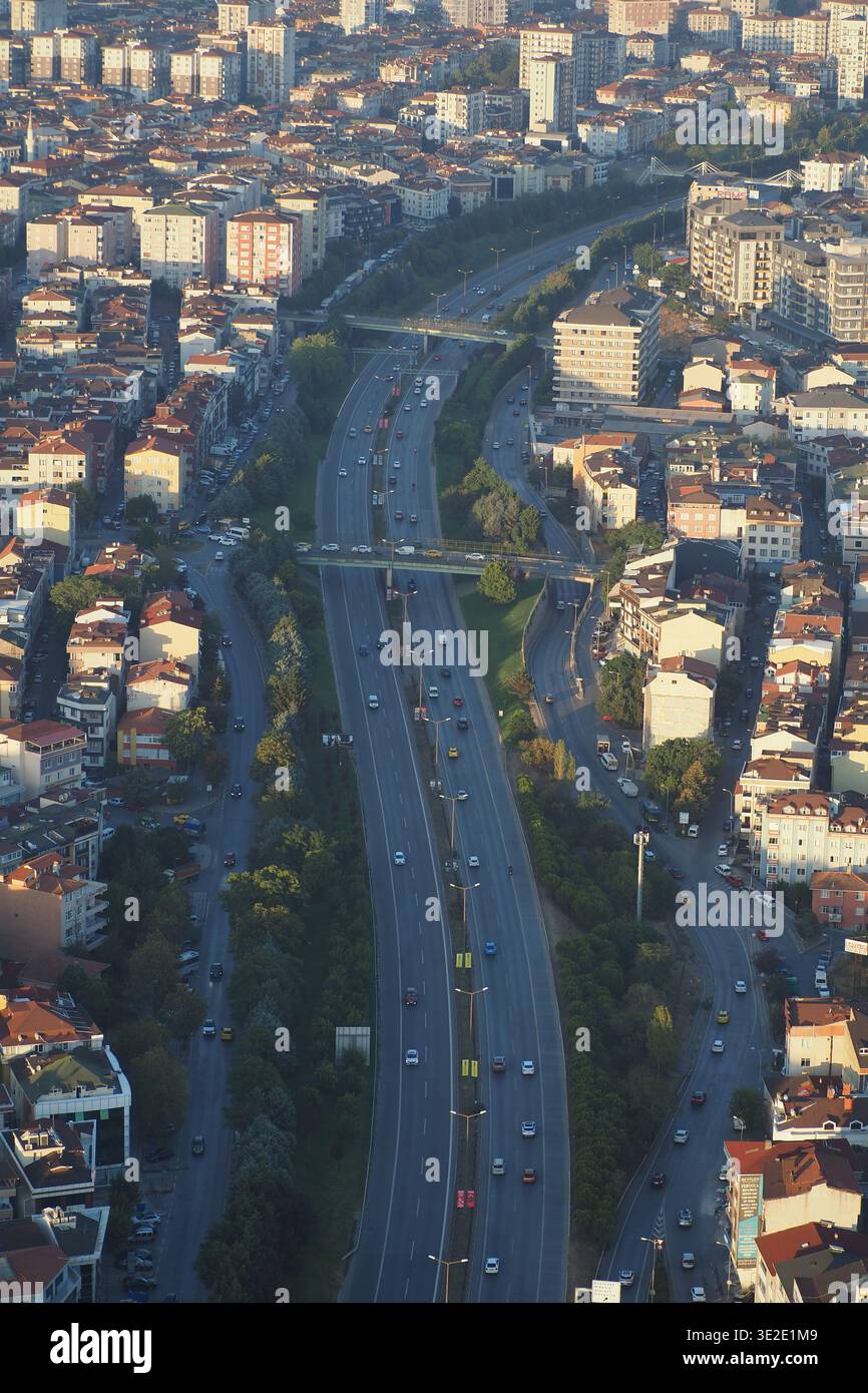 türkei istanbul 28 dezember 2025. Der Verkehr fließt entlang einer stark befahrenen Autobahn in einer städtischen Umgebung Stockfoto