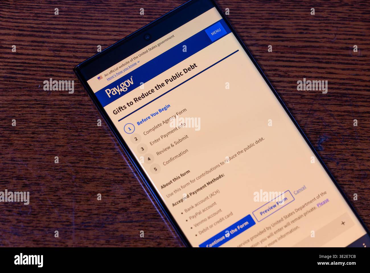 Pay.gov Geschenke zur Reduzierung der öffentlichen Schulden Spendenformular auf einem Smartphone auf hölzernem Untergrund in Balykchy, Kirgisistan - 16. Februar 2026 Stockfoto