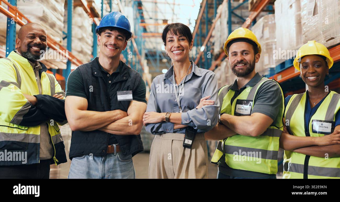 Logistik, Team und Arme überkreuzten das Porträt im Lager für den Frachtexport, die Lieferkette oder über uns. Supervisor, Mitarbeiter und glücklich in der Lagereinrichtung Stockfoto
