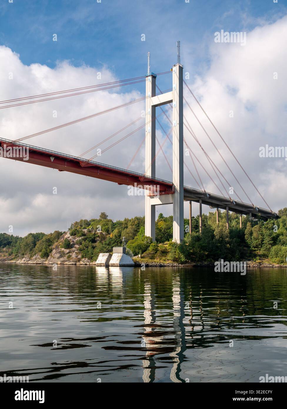 Tjörnbron, Kabelbrücke über den Askeröfjord bei Stenungsund, Bohuslän, Westküste Schwedens, mit Reflexion im ruhigen Wasser Stockfoto