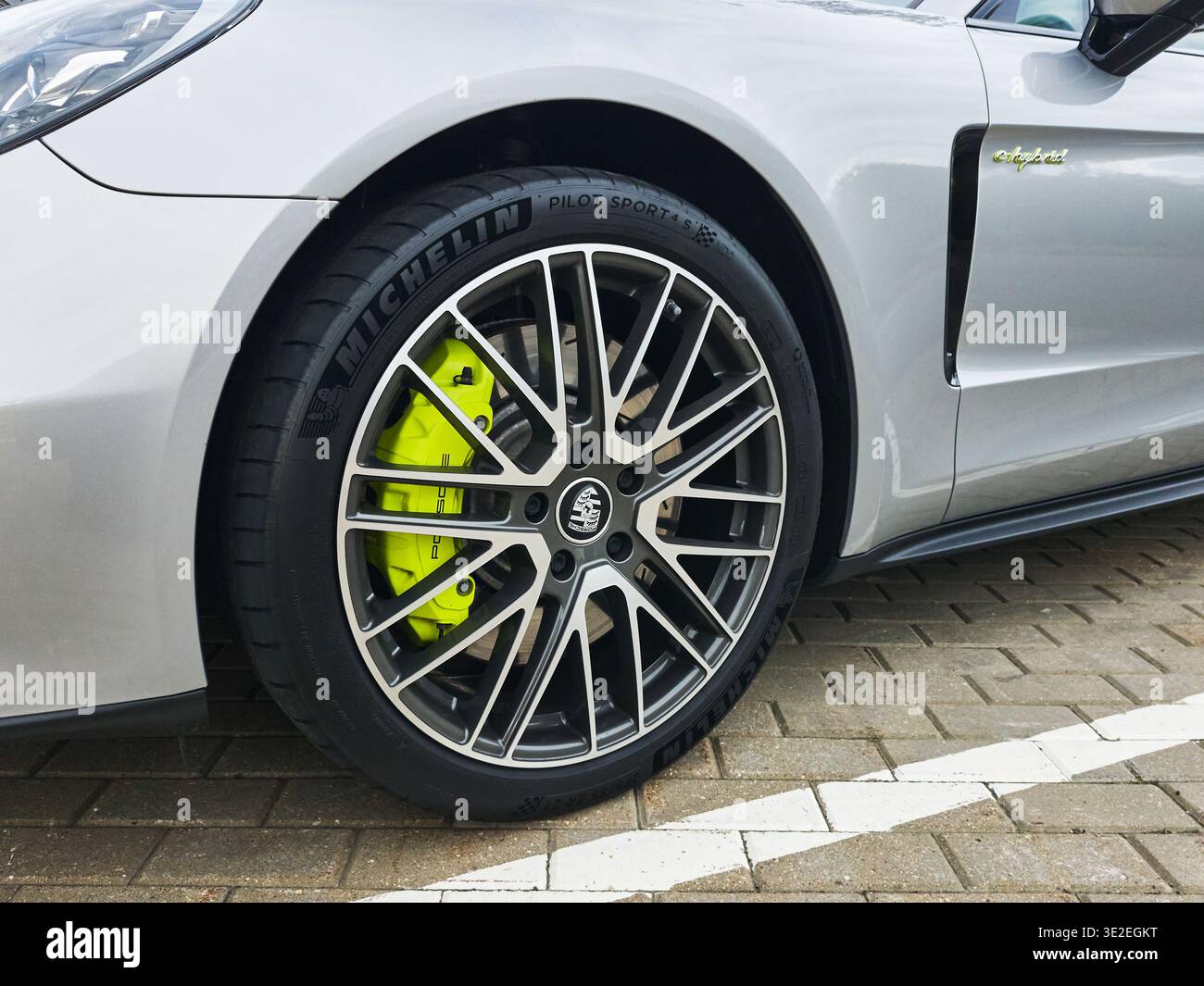 Stuttgart, 17. November 2025: Ein Porsche-Rad mit Michelin-Reifen auf einem Porsche E-Hybrid, Nahaufnahme, selektiver Fokus. Stockfoto