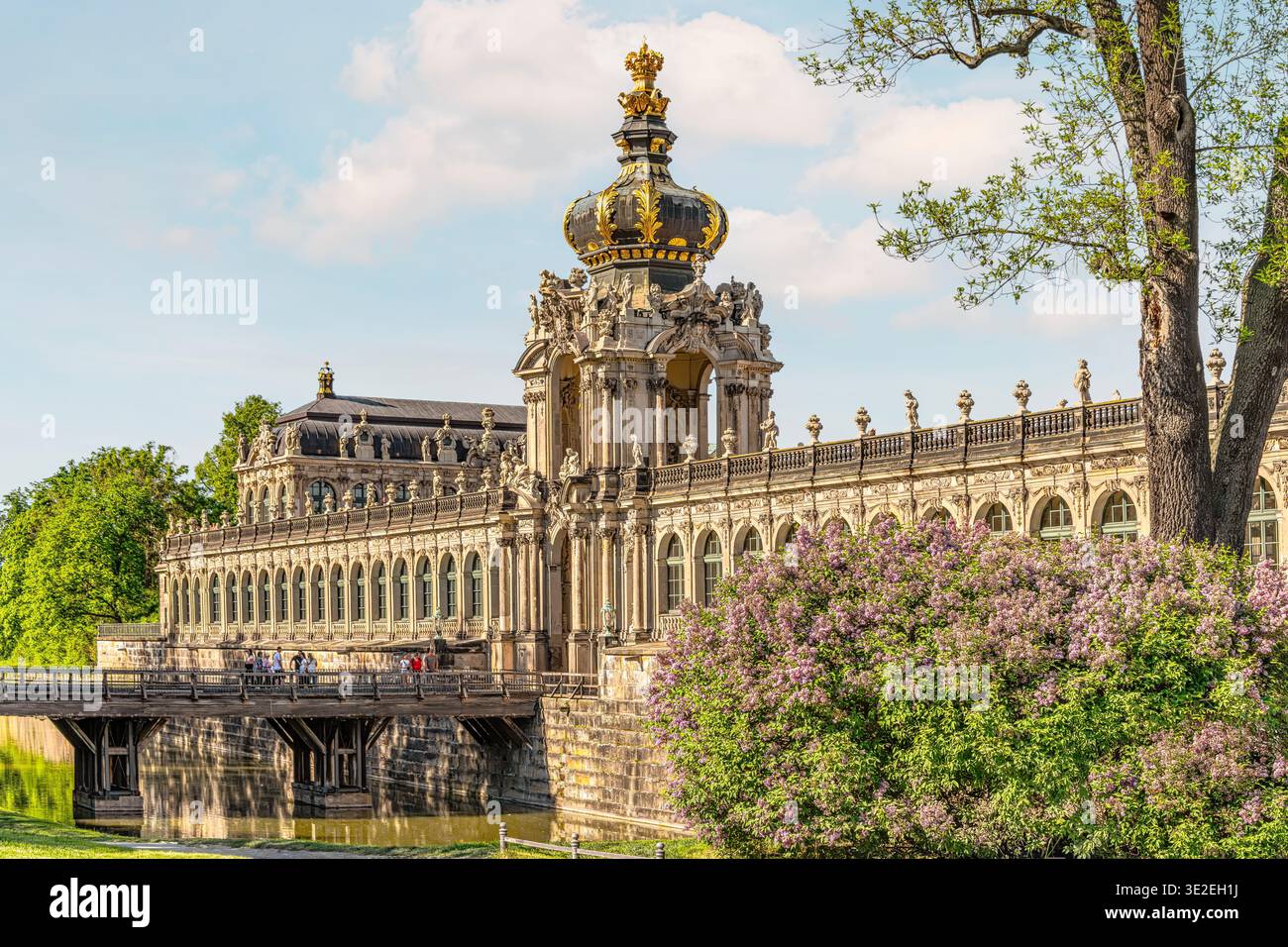 Blick auf das Kronentor am Zwinger in Dresden, Deutschland, mit kunstvoller barocker Architektur und der berühmten vergoldeten Krone. Stockfoto